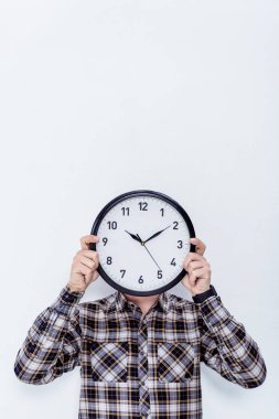 Yüzünü beyaz izole üzerine erkek Saat eller