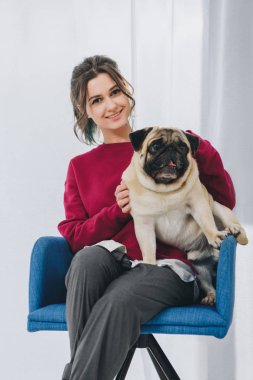 Çekici genç kız sarılma pug köpek