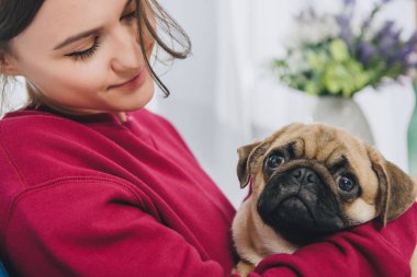 genç kadın evde evcil köpekle oynamayı