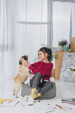 Güzel Bayan ev ofis katında Evcil köpekle oynamayı