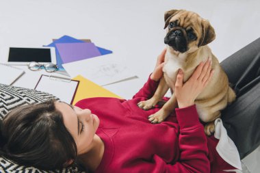 Güzel Bayan Pug çizimler arasında katta sarılma