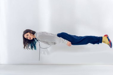 Güzel Bayan beyaz duvar arka plan üzerinde levitating