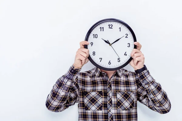 Hombre Sosteniendo Reloj Sobre Cara Aislado Blanco — Foto de Stock