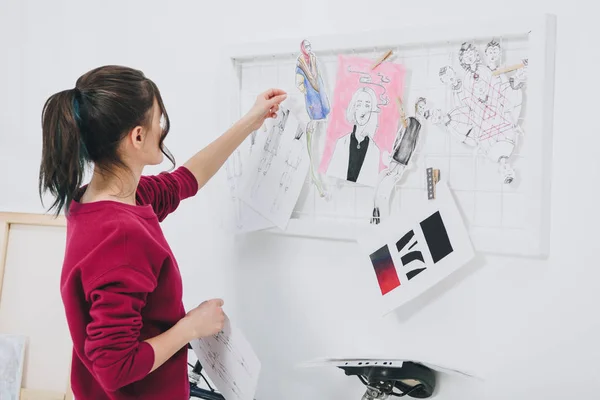 Aantrekkelijke Jonge Meisje Stijlvolle Kleding Door Mood Board — Stockfoto