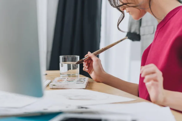 Mujer Joven Trabajando Bocetos Por Mesa Con Ordenador — Foto de Stock