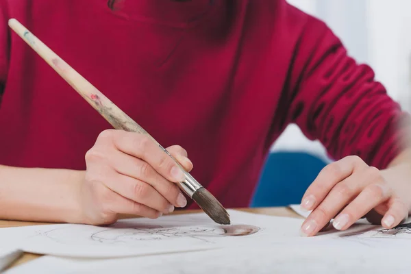 Close Beeld Van Meisje Tekenen Met Groot Penseel — Gratis stockfoto