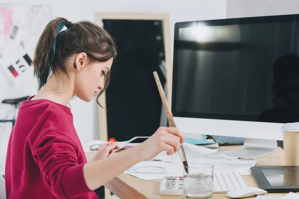 Молодая Женщина Рисует Столе Компьютером — стоковое фото