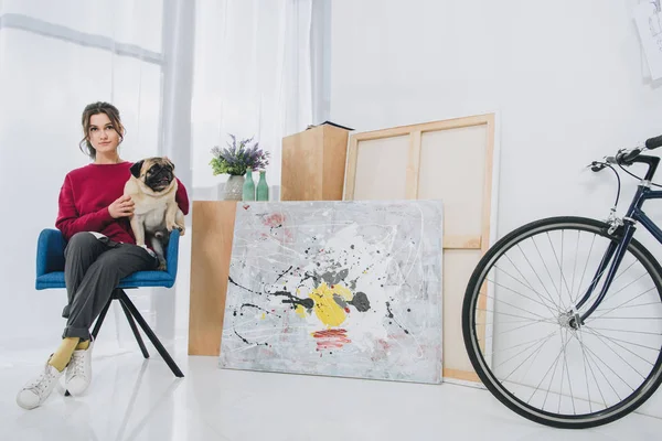 Jeune Femme Câlin Carlin Dans Chaise Dans Chambre Moderne — Photo