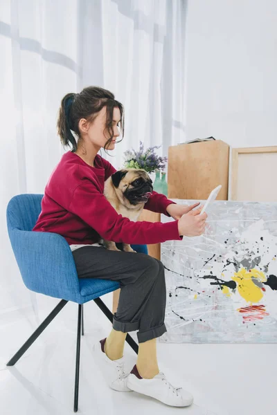 Muchacha Joven Atractiva Usando Tableta Celebración Del Perro Casa — Foto de Stock