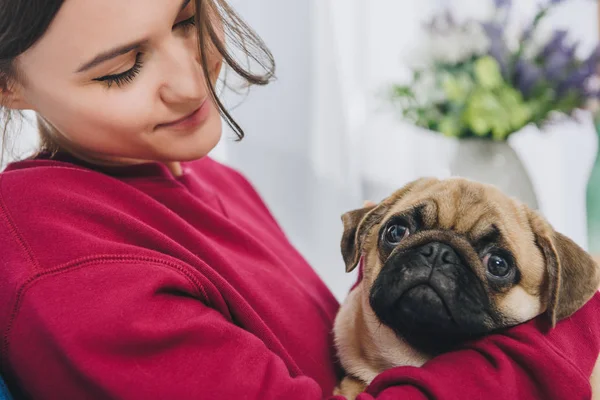 Wanita Muda Bermain Dengan Anjing Peliharaan Rumah — Stok Foto