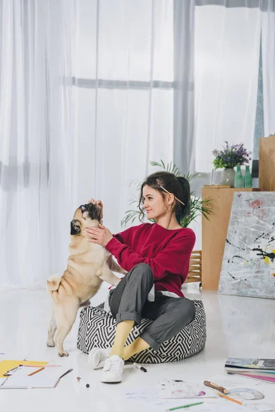 Linda Dama Jugando Con Perro Mascota Piso Oficina Casa — Foto de Stock