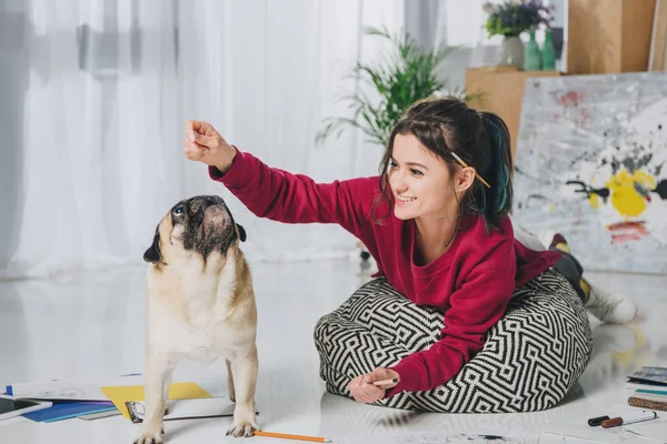 Chica Joven Jugando Con Pug Piso Oficina Casa Moderna — Foto de Stock