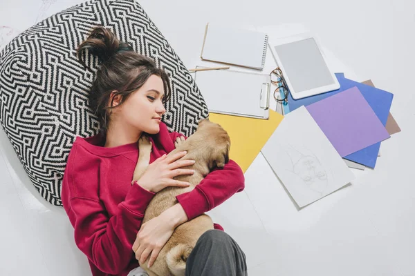 Pretty Lady Hugging Cute Dog Floor Sketches — Stock Photo, Image