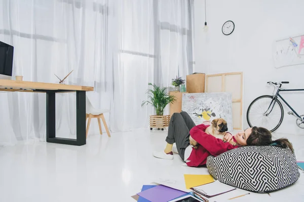 Wanita Cantik Berbaring Dengan Pug Lantai Kantor Rumah Modern — Stok Foto