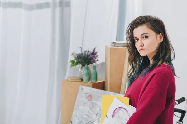 Pretty Lady Holding Sketches Standing Light Office — Stock Photo, Image