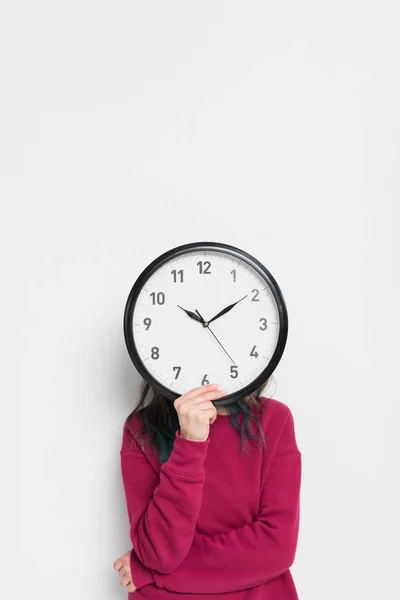 Vrouw Bedrijf Klok Haar Gezicht Geïsoleerd Wit — Stockfoto