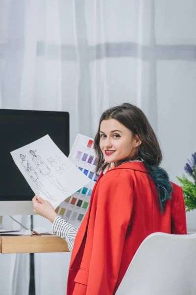 Diseñadora Femenina Trabajando Con Ilustraciones Mediante Mesa Trabajo Con Ordenador — Foto de Stock