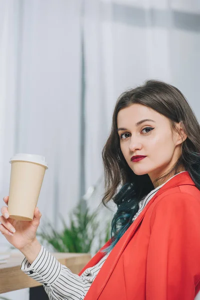 Bella Dama Sosteniendo Taza Café Oficina Ligera — Foto de stock gratis