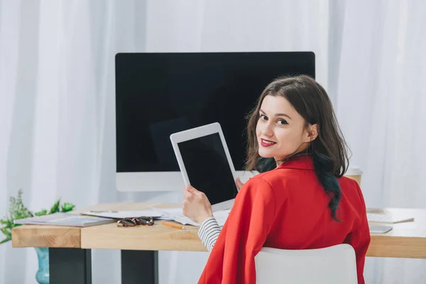 Linda Dama Sosteniendo Tableta Por Mesa Trabajo Con Ordenador — Foto de stock gratis