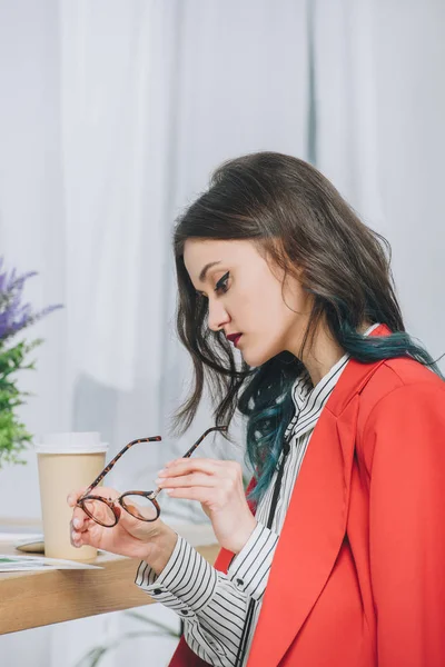 Jonge Vrouw Haar Bril Schoonmaken Door Werktafel — Stockfoto