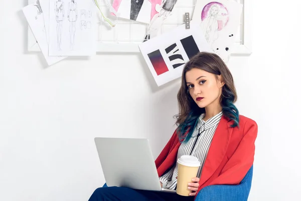 Jovem Atraente Trabalhando Laptop Segurando Xícara Café — Fotografia de Stock