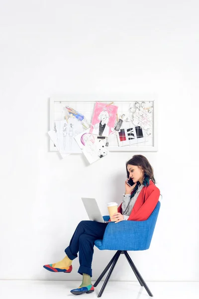 Jovem Mulher Falando Telefone Enquanto Trabalhava Laptop — Fotografia de Stock