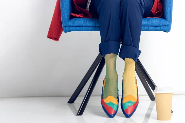 Kağıt Bardak Sandalyede Oturan Bir Bayan Tarafından Görünümünü Yakın Çekim — Stok fotoğraf
