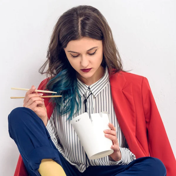 Mulher Elegante Jovem Olhando Para Caixa Com Comida Chinesa — Fotografia de Stock