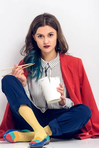 Atractiva Chica Joven Comiendo Comida China Sobre Fondo Blanco —  Fotos de Stock