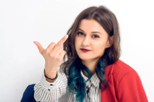 Mujer Joven Mostrando Dedo Medio Sobre Fondo Blanco — Foto de Stock