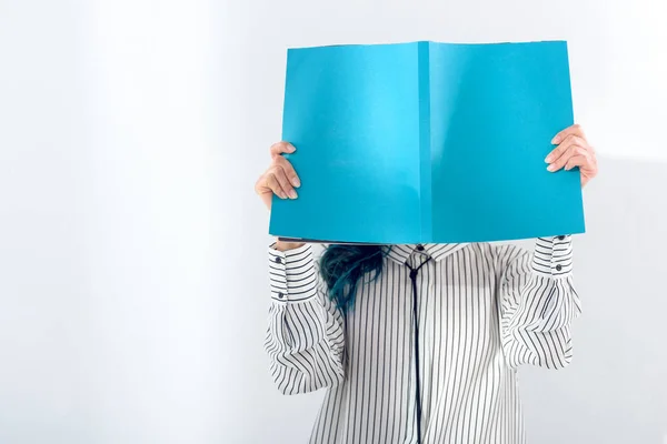 Mulher Lendo Segurando Livro Sobre Seu Rosto — Fotografia de Stock