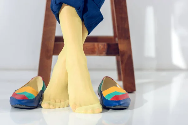 Sarı Çoraplı Kadın Bacakları Görünümünü Kırpılmış — Stok fotoğraf
