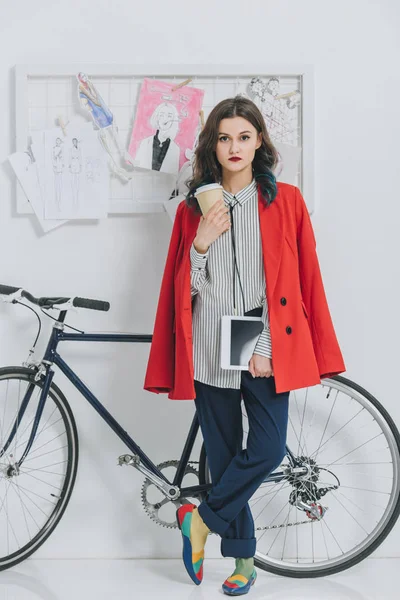 Bonita Senhora Segurando Tablet Digital Xícara Café Bicicleta Imagem De Stock