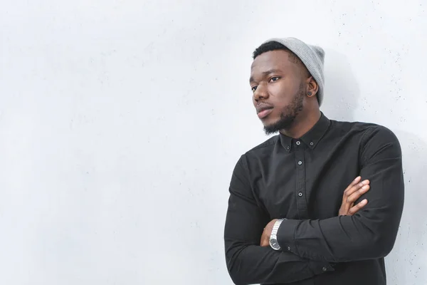 Young Man African American Man Hat Standing Folded Arms — Stock Photo, Image