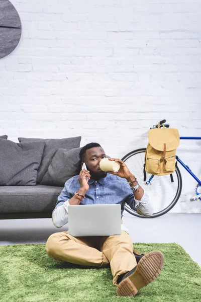 Hombre Afroamericano Guapo Hablando Por Teléfono Beber Café Mientras Trabaja — Foto de stock gratis
