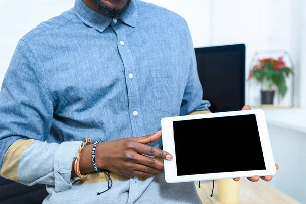 African American Man Showing Digital Tablet Screen — Stock Photo, Image