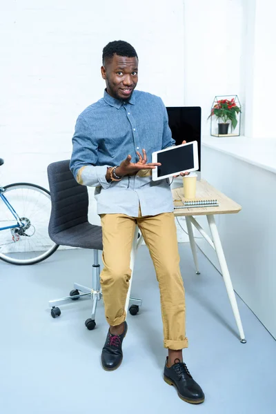 Jeune Homme Montrant Sur Écran Tablette Numérique Debout Dans Bureau — Photo