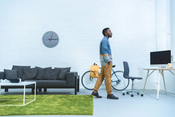 Handsome African American Man Standing Modern Room Modern Devices — Stock Photo, Image