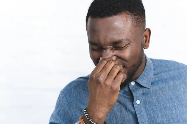 Muda African American Manusia Menyentuh Hidung — Stok Foto