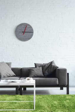 İç modern gri kanepe ve duvar saati ile rahat