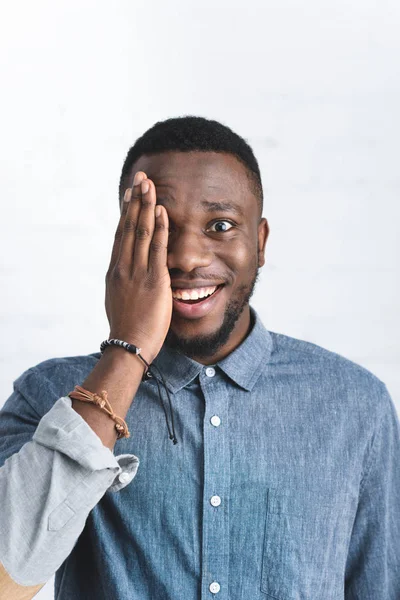 Bonito Homem Afro Americano Cobrindo Metade Rosto Com Mão — Fotografia de Stock