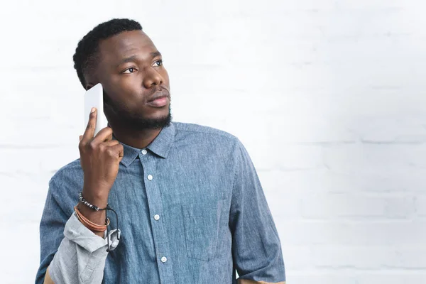 Hombre Afroamericano Hablando Smartphone Por Pared Blanca — Foto de stock gratis