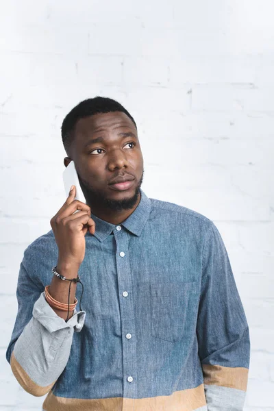 Afrikai Amerikai Férfi Beszél Smartphone — Stock Fotó