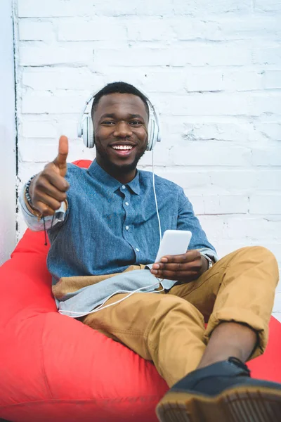 Αφρικανική Αμερικανική Άνθρωπος Δείχνει Τον Αντίχειρα Smartphone Και Ακούτε Μουσική — Δωρεάν Φωτογραφία