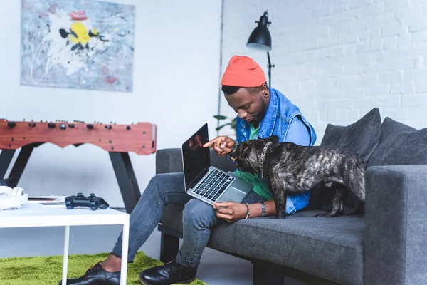 Jovem Mostrando Tela Laptop Para Buldogue Francês Bonito — Fotografia de Stock