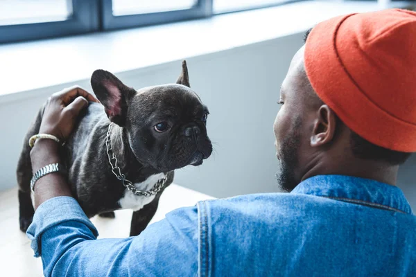 Afrika Amerika Pria Memeluk Lucu Bulldog Perancis — Stok Foto