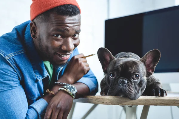 Stilig Afroamerikanska Man Med Frenchie Hund Datorskärmen — Stockfoto