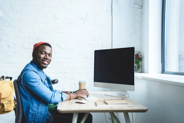 Hombre Afroamericano Guapo Trabajando Por Mesa Con Computadora —  Fotos de Stock