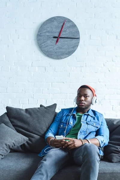 Afrika Kökenli Amerikalı Adam Telefonda Müzik Dinlerken Kulaklık — Stok fotoğraf