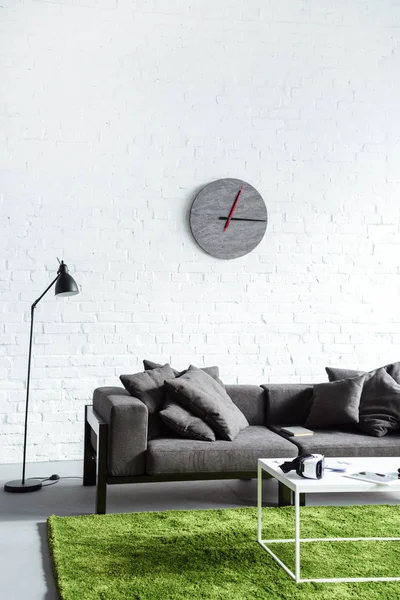 现代灰色沙发在舒适室内的数字小工具 — 图库照片